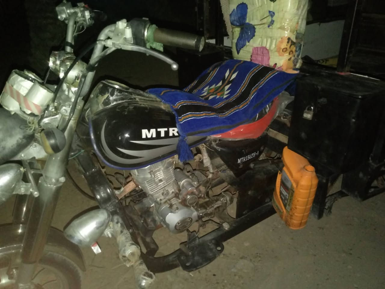 السلام عليكم ستوته للبيع اوراق أصولي 2014 تخم تاير محرك نضيف شاصي مكفول كهربائيات جاهزه ستوته جاهزه ما نقصه شي السعر  مليون 400 وبيه مجال حك الجيه المكان السماوه الرميثه الرقم ***********
