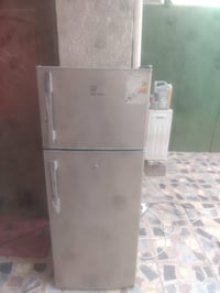 ثلاجه • ١٢ قدم • نظيفه