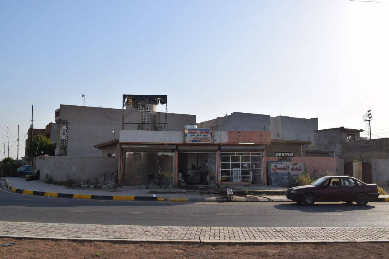 بيت تجاري للبيع الموقع الجانب الأيسر حي الصحه
البيت معامله قرار 20 
بي كرت بلديه 
واتساب 
***********
