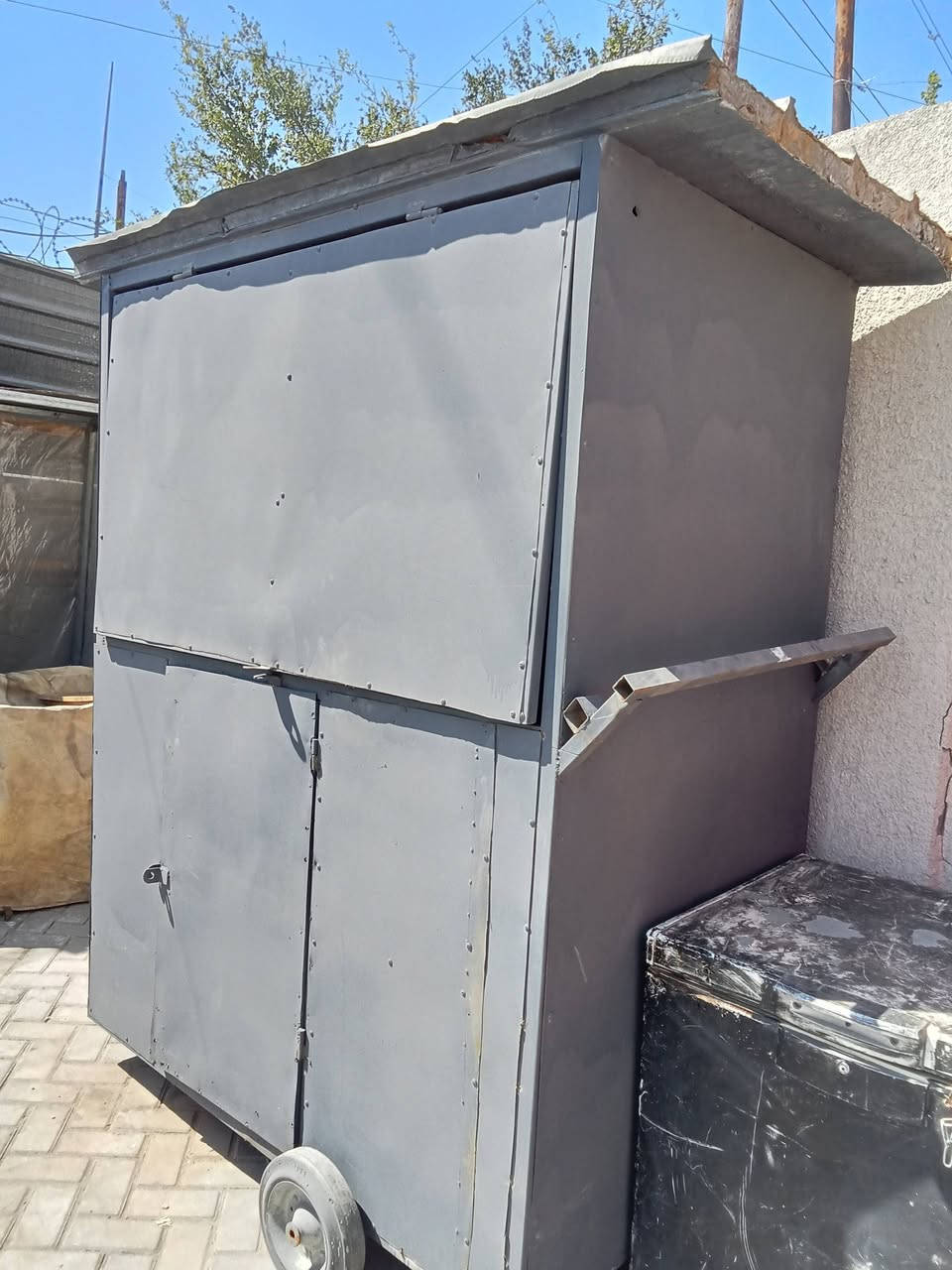 كشك للبيع السعر 300الف العنوان الحبيبه هاتف ***********
