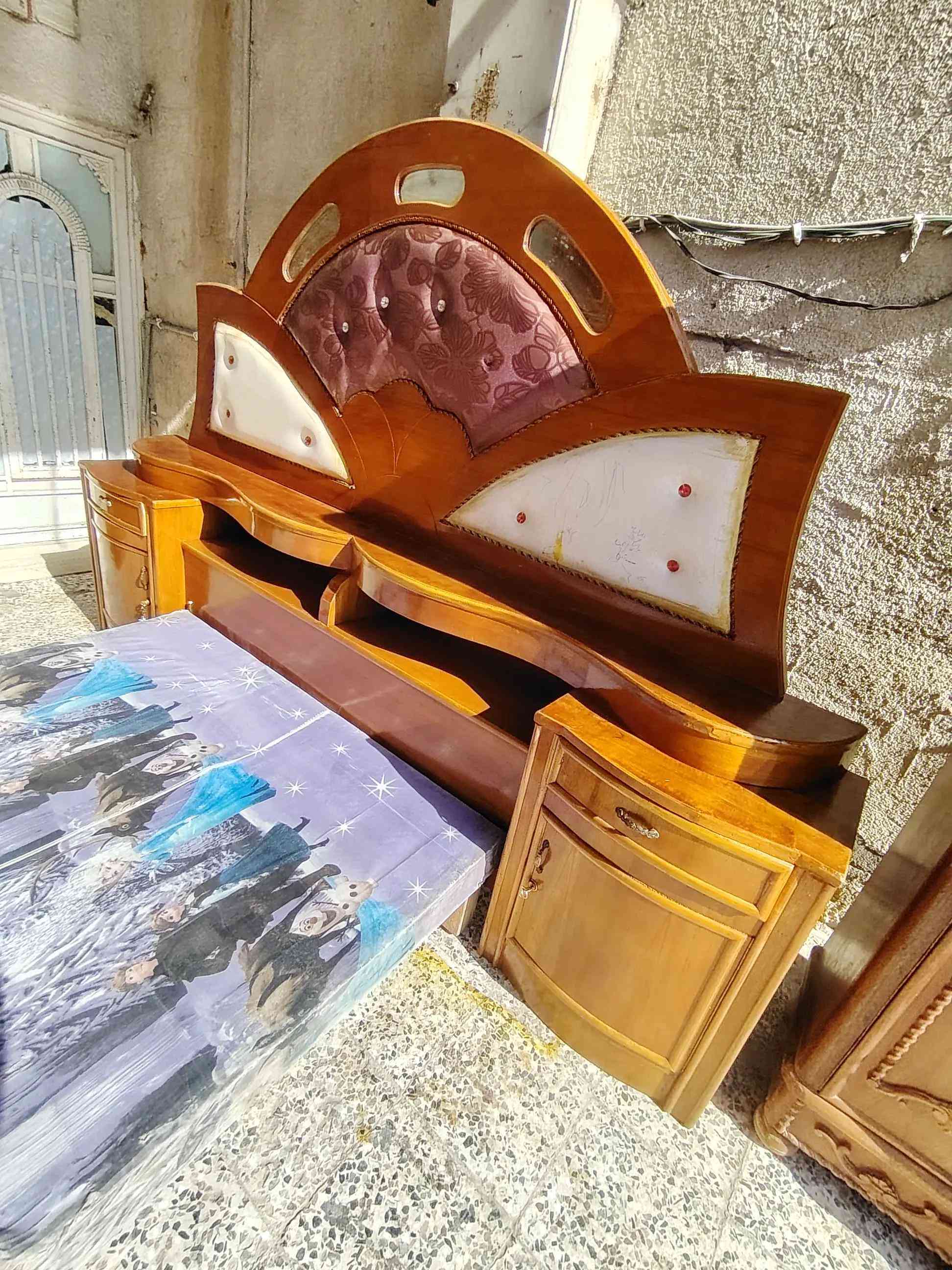مناااااسب جدااااا  غرفة اخشاب صاج داخل وخارج 6 بيبان طابقين ظهر جرجوبة نظافة عالية ب 650 + معرض بلازما صاج تسكام ثقيل نظيف ب 50 ألف + سرير نفر دوشمة جلد ب 35 ألف *********** العمارة حي العسكري نهاية سايدين حي الفنانين 
