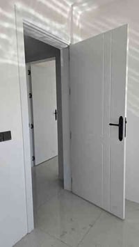 جوانی لە سادەییدایە!  دەرگای ژووری سپی  کە ڕووناکی و فراوانی دەبەخشێتە...