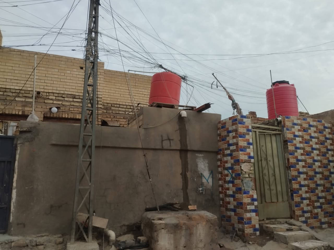 السلام عليكم الدار للبيع المساحه 144 مقسم بيتين كل بيت 72 متر
كل بيت يوجد فيه غرفه وصاله وديوانيه

للعلم البيتين مؤجرات حاليا 

العنوان الماجديه نهايه شارع الجامع 

للاستفسار الاتصال على الرقم التالي ***********
