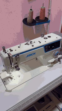 مكينه خياطه مع ميزها ماركه جاك يابانيه جديده اشتريتها قبل أسبوع 420 بعدها بضمانها 2 سنه اريدها 400 وبيها مجال للطيبين رقمي *********** مكان قرنه هور سعد
