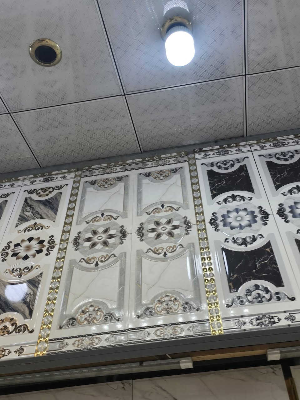 ✨ إزارة سيراميك أنيقة ✨
📏 قياس 60×30 سم
📐 ارتفاع الإزارة 120 سم
🔸 تصميم جميل يضيف لمسة فخامة للجدران
🔸 مثالية للستقبال والممرات و الغرف 
🔸 جودة عالية وتحمل ممتاز
🔸 سهلة التنظيف ومقاومة للرطوبة
💰 السعر بأسعار الجملة – فرصة لا تعوض
🏢 معرض الزهراء للسيراميك والبورسلين
📍 أحدث الموديلات وأفضل الخامات
📞 للتواصل: ***********
