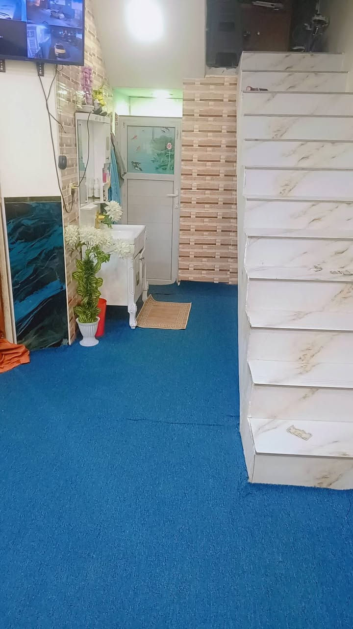 السلام عليكم    ( دار للبيع مساحه 100م مربع ركن عل شارعين )بناء جديد سنه 23 
صنف البيت :: طابو صرف زراعي سند 25
كامل خدمات تبليط  ماء كهرباء خط ذهبي مولد
موقع البيت :: نادر الثالثه التاجيه قرب جامع ال محمد بشارع ابو حمد
صاحب الدار ***********
