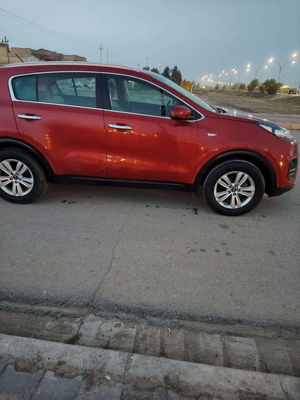 سلام عليكم لبيع كيه سبورتج وأردخليجي موديل 2017 السياره كفاله من الضربة و التبديل بيه فقط بارد السونار بل المنشور السياره جديده حداديه جديده تخم تايرات جديد مكينه لاتنقيص ولاتبخير رقم ميسان انكليزي السعر 145ورقه وبيه مجال الشراي يتصل مكان السياره ميسان *********** /***********
