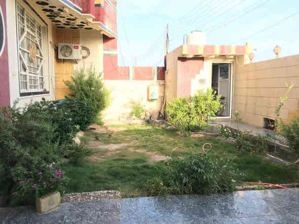 سلام عليكم دار للبيع مع اثاثها تحتوي على 6 غرف نوم موثثه ومكيفه مساحه دار 300 مع الاثاث 
نو دار طابو صرف.. يوجد بر انترنيت في صطح لبيت 
عرض شارع  11 متر مكان دار العطشي خلف مستشفئ الحسنيه العام سعر الدار 260 .رقم الهاتف ***********
