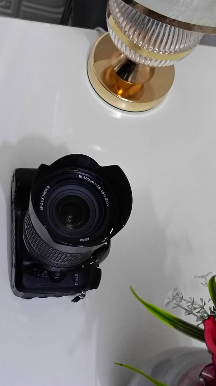 السلام عليكم
كاميرة نيكون D7200
نضيفه جدا 
ملحقتها 
شاحنه +كيبل نقل صور 
حقيبه عسكرية  
السعر 700الف 
***********
