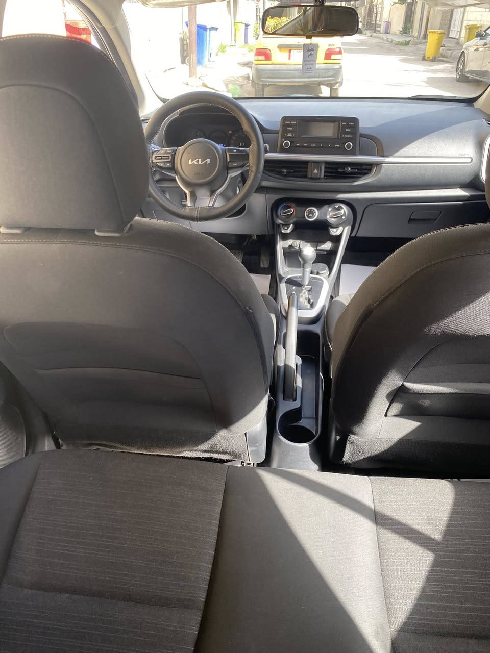 السلام عليكم كيا بيكانتو 2023 للبيع ماشيه 16301 kmمحرك 1400 دوش مري شفط تبريد ثلج بيهه طخه بالدوسه فقط والباقي مقفول وكلشي موضح بالصور مكاني بغداد الجهاد حي الرفاق هاتف *********** السعر 122 ورقه وبيهه مجال
