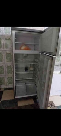 ثلاجة للبيع سعرها ٣٠٠ نظيفه جدآ  ٠٧٧٣٥٢١٣٨١٨