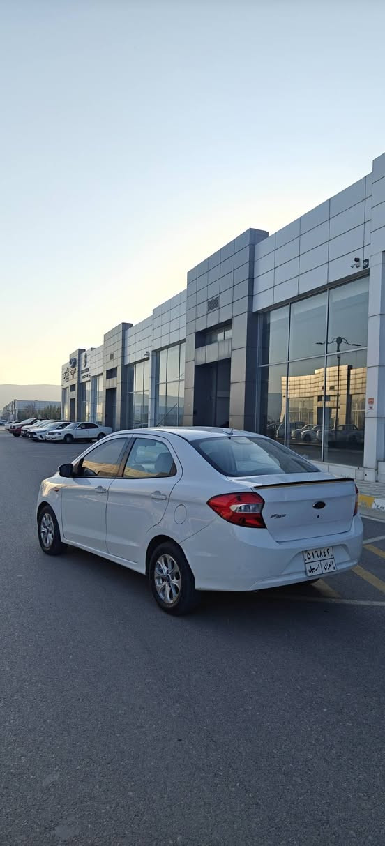 فۆرد فیگۆ2016 خلیجی گێڕئۆتۆماتیک
***********
چوارجام کارەبا ناوزەرد و ویلکەپ
دوو درگاو پەڵەیەک بۆیاخی هەیە بێ ناوگرتن
72گەڵاو کەمێک معامەلە
