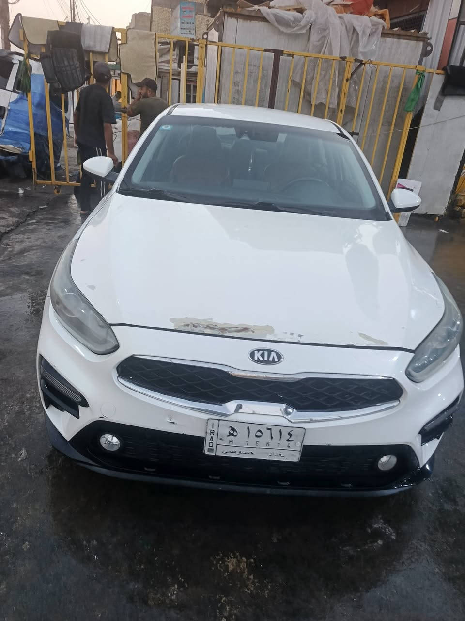 السلام عليكم كيه فورتي وارد أمريكي مديل 2020 
حادث بسيط جاملغ وشويه من البنيد بدون دواخل 
كير محور أي تي ماشيه  66ميل 
مكاني بغداد العبيدي شارع عشرين 
سعر 135 وبيعه مجال بسيط 
رقم الهاتف ***********
