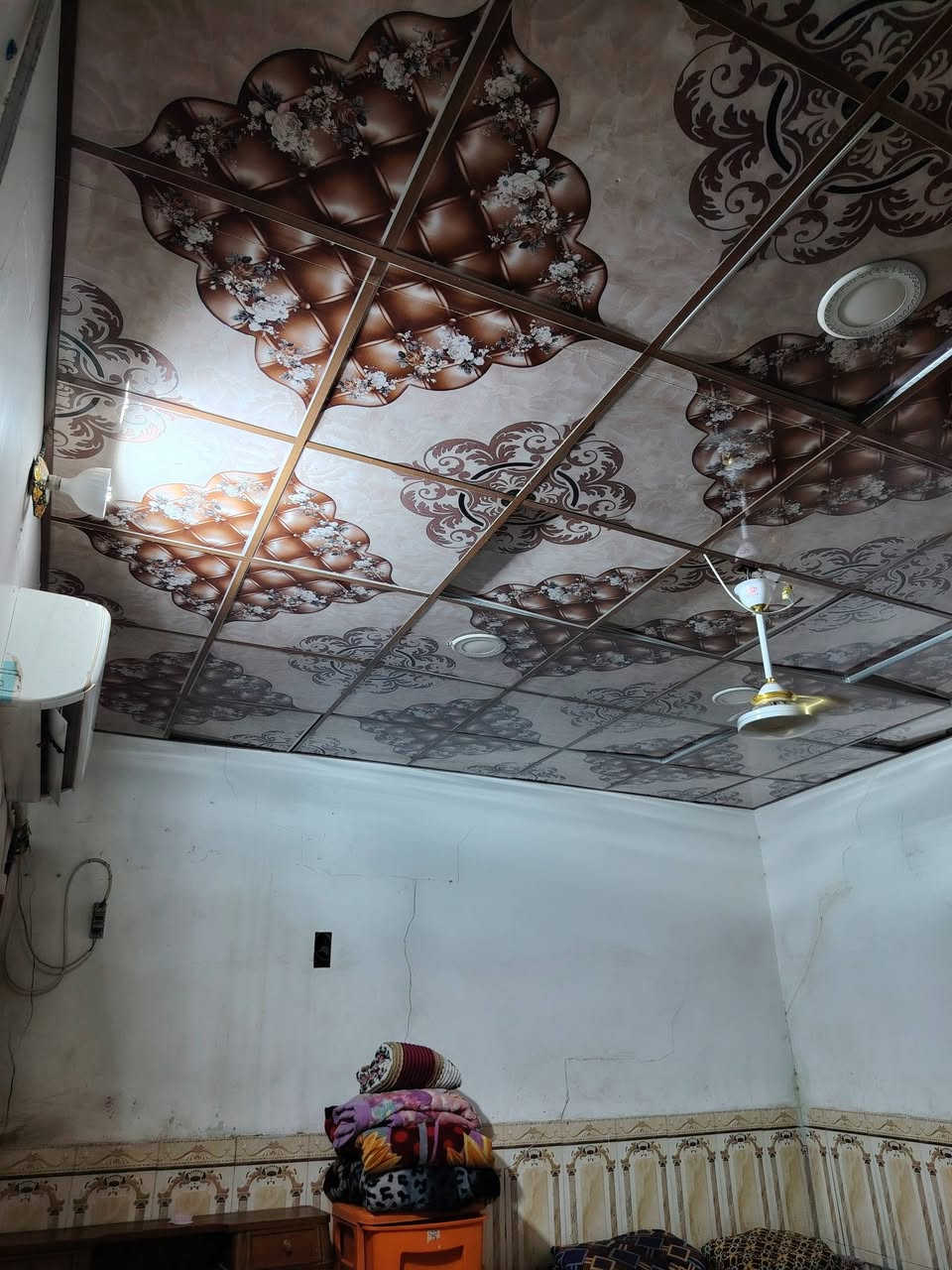 ياالله بيت للبيع الحولي قرب فلكه المظفر المساحه ٩٠ متر غرفه وصاله وستقبال وتخاريج
***********
