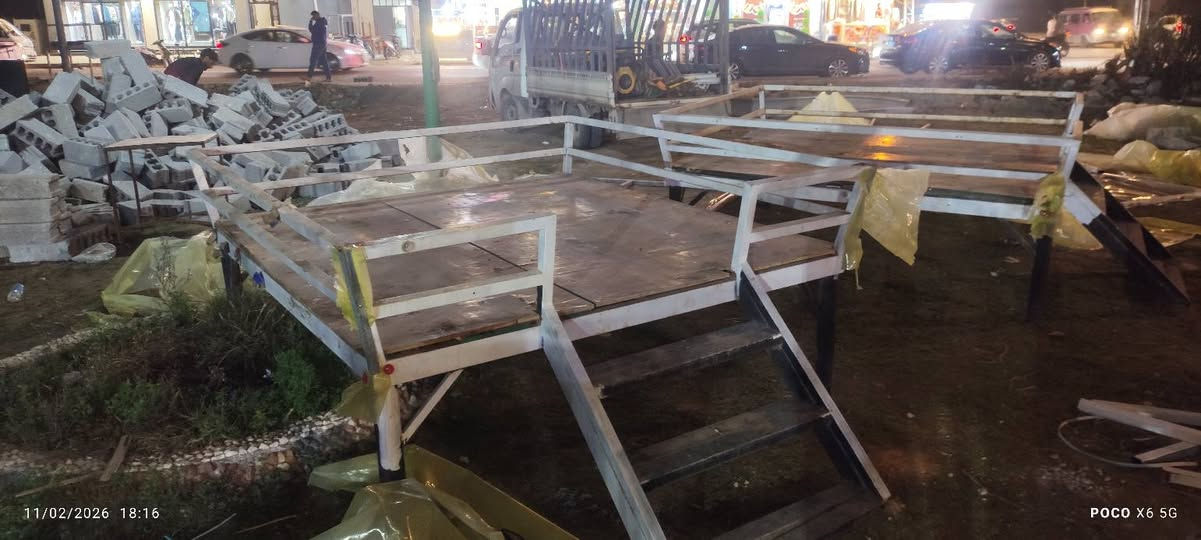 جلسات للبيع حديد ثقيل و ارضيه خشب بلاويد بالگوه تنشال من قوتها قياسها 2*2متر ارتفاع الارجل 70سم السعر 250الوحده عددهن 5قطع مكانهم عباسيه *********** النجف, العراق
