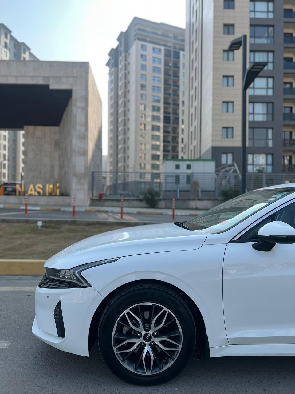 السلام عليكم k5 للبيع
موديل 2022 خليجي 
فول مواصفات عدا بنورامه 
بيه صبغ الهلال الخلفي فقط 
أثر شخط بسيط 
الباقي كفاله حته الدعاميات 
رقم  دولي بسمي 
شرط التحويل او الوكالة 
مواصفات بصمه 
شاشه كبيره 
بصمه ابواب 
ترحيب 
تشغيل عن بعد 
كأمره امامي وخلفي 
حساس امامي وخلفي 
لد امامي بلاجكتور 
مثبت سرعه 
تبريد خلفي 
تبريد لمس 
انضمت قياده 
كشن كهربائي وجلد بيجي
محرك 2000 دوش 
محرك شرط ما مفتوح بيه برغي 
جاهزه من كلشي كير ومكينه 
وحداديه وتبريد ثلج تخم تاير جديد 
دواخل وضع الشركه 
سنويه جديده هزه جديده 
السعر 187 وبيها مجال بسيط 
مكاني بغداد حي الجهاد  
للأستفسار
***********
