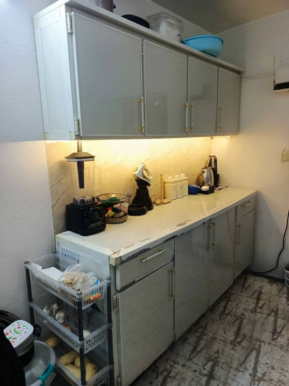 *********** كاونتر المنيوم مستعمل قليل تقريبا ٦ اشهر للبيع قياس مترين مع الملحق مع السنك والسنك مرمر وداخلها حوض استيل اصلي اشتريناها ب٧٠ الف بس الحوض مكان كركوك رحيماوه والسعر ٢٠٠ كركوك, العراق
