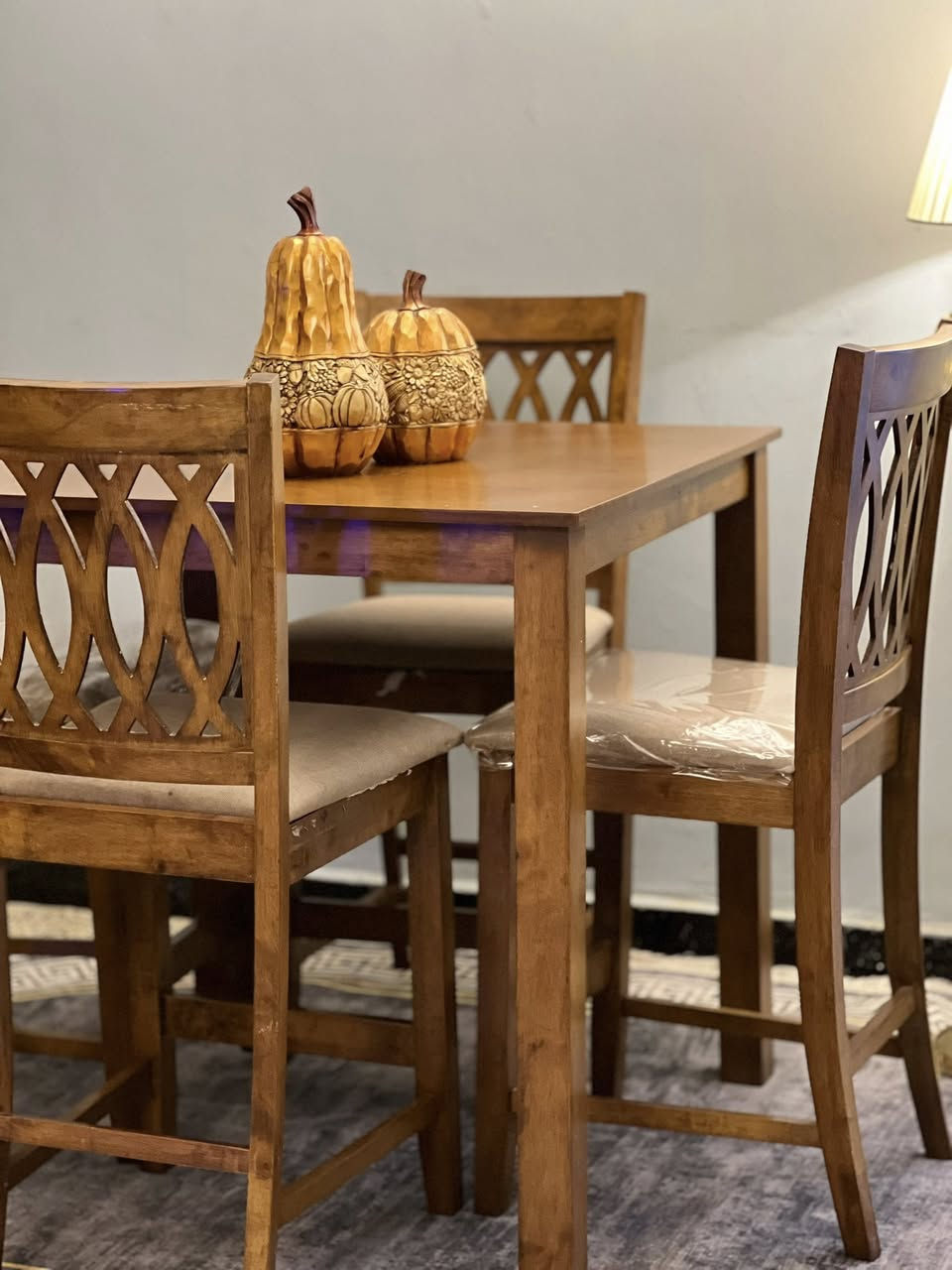 ميز طعام خشب طبيعي زان نظام بار عنوان بغداد. سعر 325 تواصل ***********
