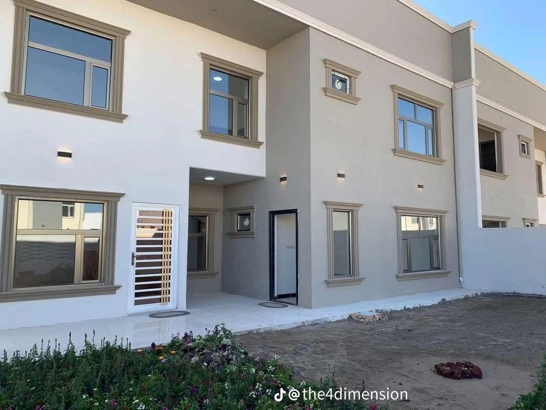 بيت للبيع في مجمع الاميرات2 VIb على شارع 60 شارع المجمعات التجاري 
مساحه 400م يصلح بنايه محلات 
يباع نقد 
للستفسار :
***********
***********
