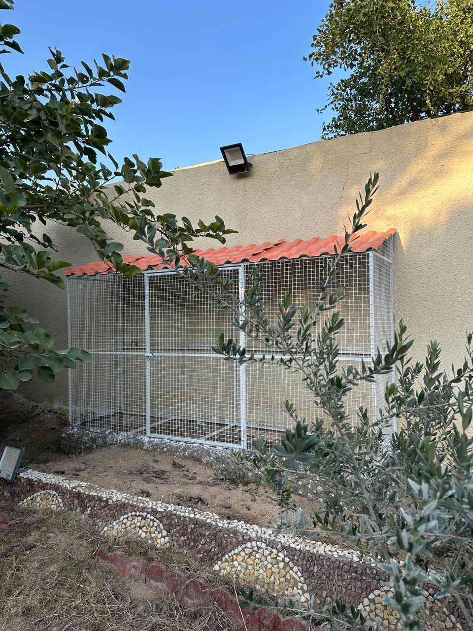 منتجع للبيع – موقع مميز خلف جامعة العميد
📍 شارع المنتجعات والفلل – منتصف الشارع
🔹 المساحة: 950 م²
🔹 السند: طابو زراعي (25)
✨ تفاصيل المنتجع:
حمام وتواليت خارجي
ممر طويل مسقّف بالخشب والقصب
إضاءة كاملة لكامل المنتجع (كما موضح بالفيديو)
مكان شواء جاهز مبني من الطابوق الأحمر
ماطور ماء كبير للسحب + ماطور صغير للتنزيل
بئران ارتوازيان
شبكة سقي متكاملة مع مضخات ومرشات لكامل الحديقة
نافورة وحوض في وسط الحديقة
كوخ بطراز ريفي جميل
مسبحان:
مسبح كبير
مسبح خاص للأطفال
🏡 دار استراحة متكاملة:
غرفة نوم
صالة
مطبخ
حمام كبير يحتوي على مقعدين (شرقي وغربي)
غرفة نوم مؤثثة مع تخم قنفات
ميز وكراسي جميلة
مرجوحة في الحديقة
✔️ جميع الأثاث والمحتويات تباع مع المنتجع
🌿 إضافات وخدمات:
سخان ماء
3 خزانات ماء سعة (1000 لتر)
4 أقفاص طيور موزعة في الحديقة
شارع مبلّط
خدمات متوفرة: ماء، مجاري، كهرباء، وخط اشتراك مولدة
💰 السعر: 425 مليون
📞 للاستفسار يرجى التواصل خاص كربلاء, العراق


**إذا كنت صاحب هذا الإعلان وتريد حذفه لأي سبب، رجاءا أرسل رسالة إلى الدعم الفني**