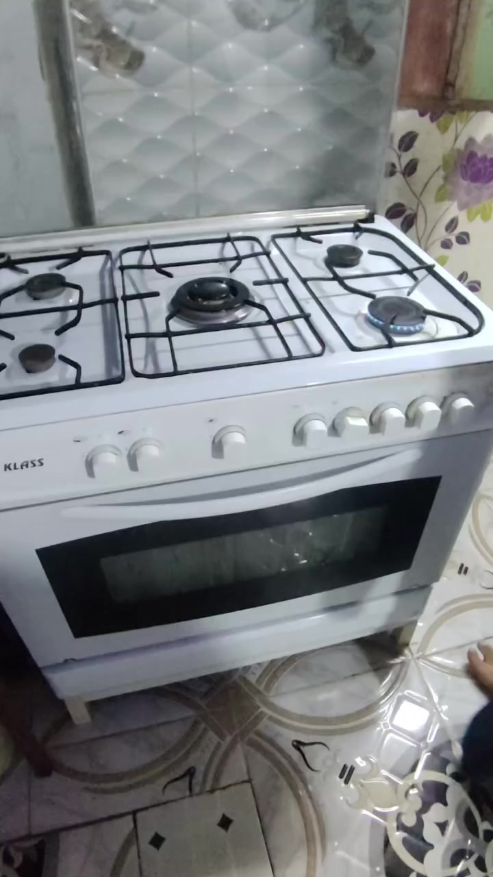 السلام عليكم
طباخ اخو الجديد نضيف كلشش للبيع بس العين البنص بيها اشويه ضعف فقط گدام العين الشراي يجي خاص او لاتصال الرقم ***********
