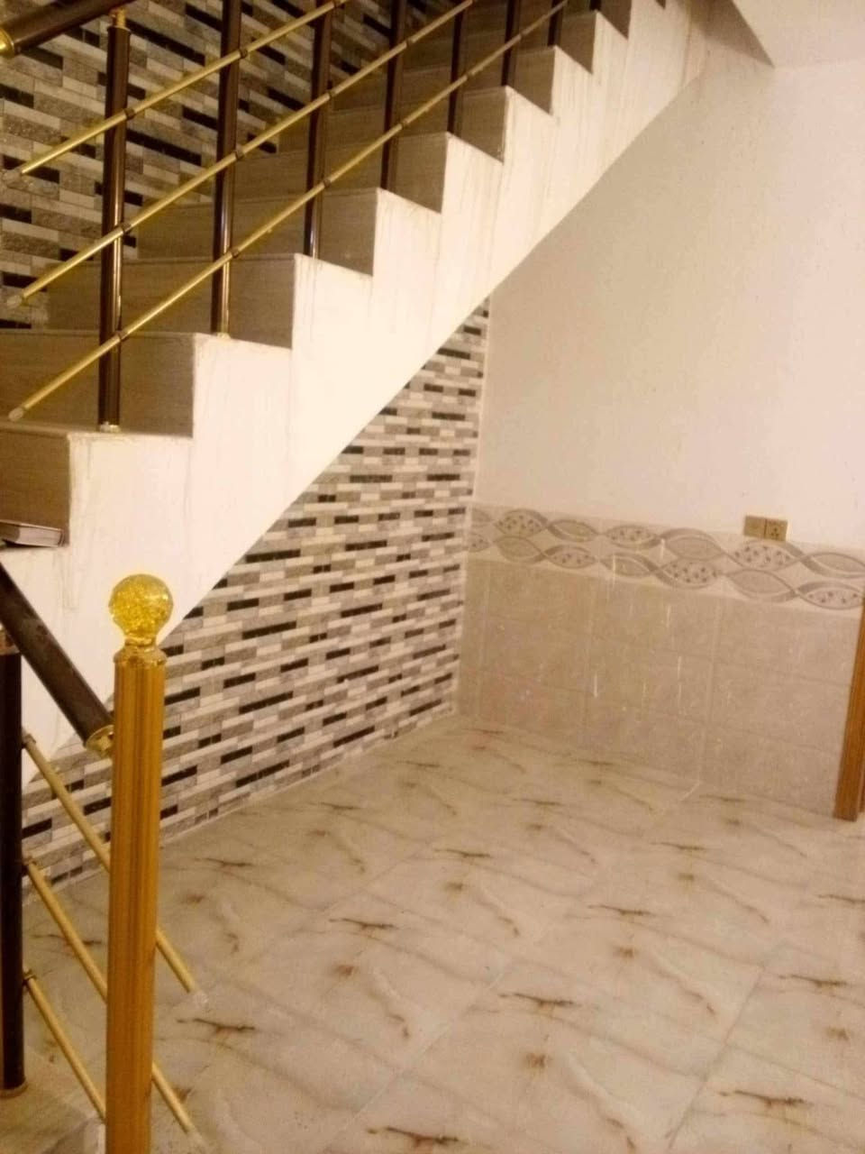للبيع مساحته 50متر طابق واحد
مجمع حي الكرار 

سند 25 ومكاتبه مع صاحب الأرض وقرار محكمه 

كافه الخدمات تبليط ماء مجاري وكهرباء 

يحتوي على مطبخ وصاله وغرفه نوم وصحيات داخليه وصحيات خارجيه وطارمه ومنور 

التفاصيل *********** واتساب
