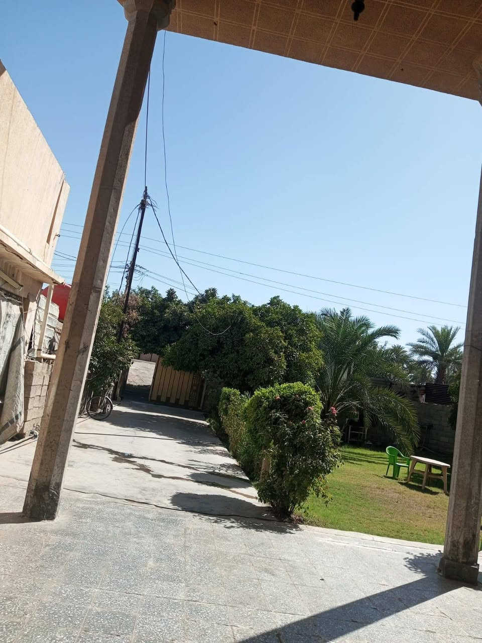 السلام عليكم ...
دار للبيع في بغداد منطقة شاطئ التاجي، مساحته 450 متر  مطل على الشارع يحتوي طابقين الطابق الاول الخارجي يحتوي على حديقة وكراج كبير وتواليت خارجي،
 والداخلي يحتوي على صاله استقبال وحولي ومطبخ وغرفه نوم واحدة  وحمامات، والطابق الثاني يحتوي على 3 غرف منام. ومن ضمن البيت محل على الشارع... السعر 400 مليون 
باقي الاستفسار على الرقم/ ***********
