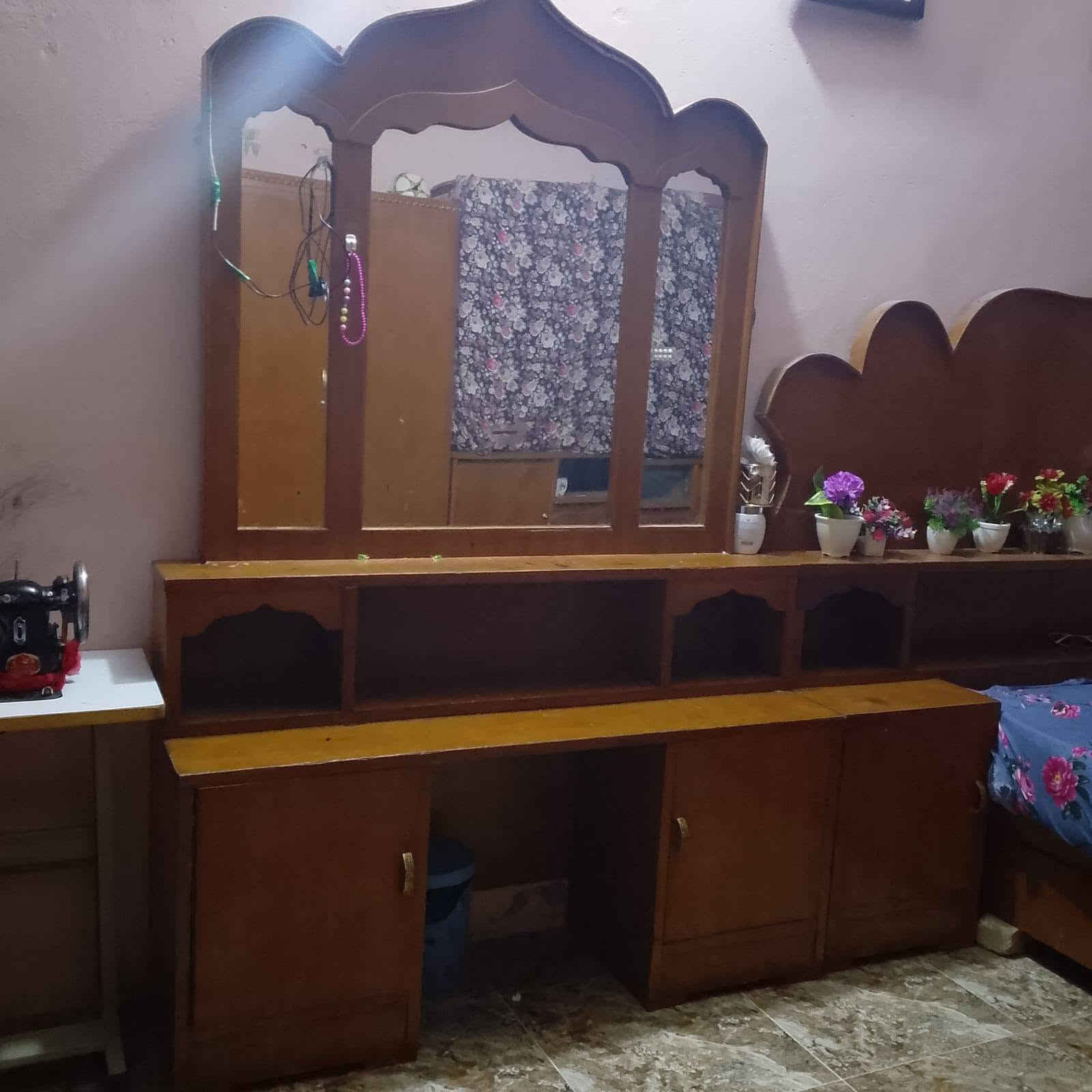 سلام عليكم غرفه اخشاب للبيع خشب ثقيل مثل ما تشوفون كدامكم بلصور اي استفسار التواصل واتساب *********** او تواصل خاص
