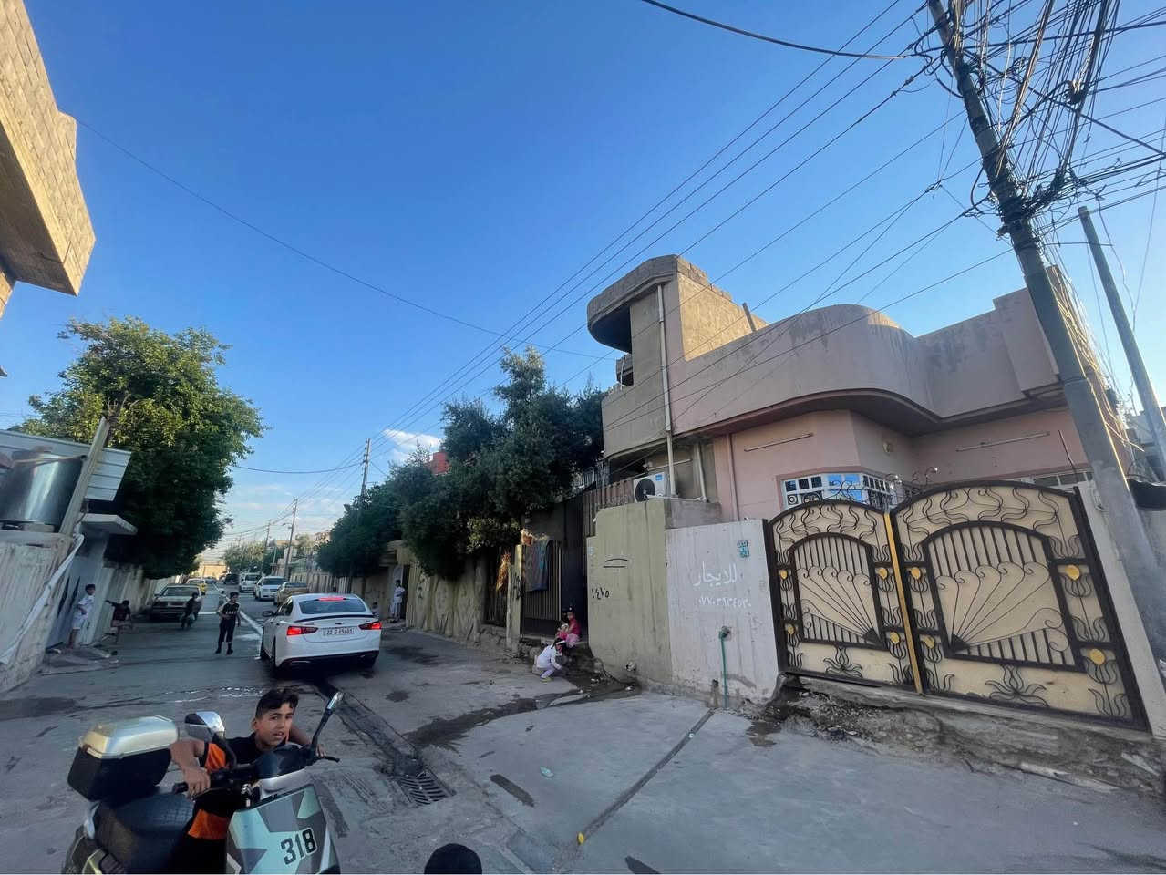 بيت للايجار في حي عدن   مقابل جامع العليم 100 متر طابق واحد

مكون من غرفة نوم وهول واستقبال ومطبخ ومشتملات

السعر275 الف  للاتصال ع الرقم ‭0770 393 4530‬ موصل, نينوى
