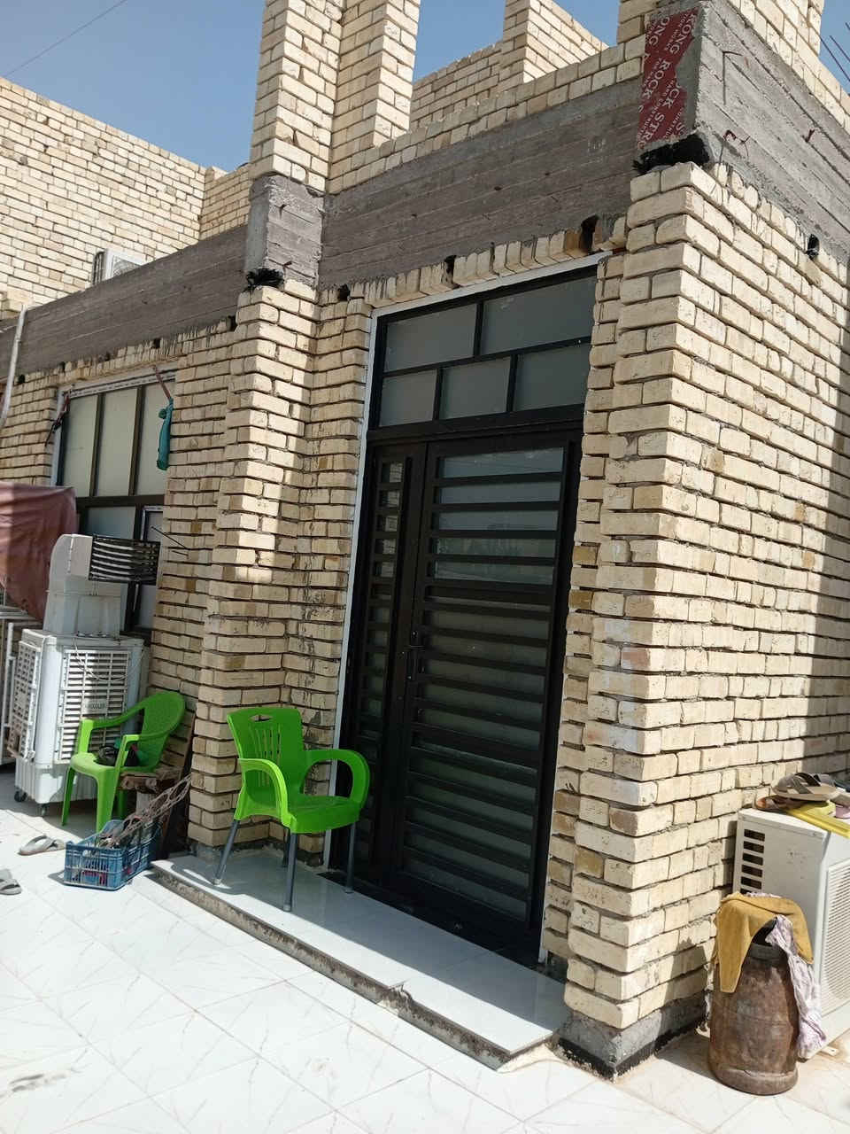 دار للبيع مساحه 360م ركن 3سوارع حي الحوراء قرب الحسينيه عرض الشارع 7م يتكون من طابقين الاول غرفتين وصاله واستقبال وصحيات مجموعتين مطبخين حار وبارد كراج واسع مع حديقه كبيره مساحة البناء 250م للاستفسار ***********
