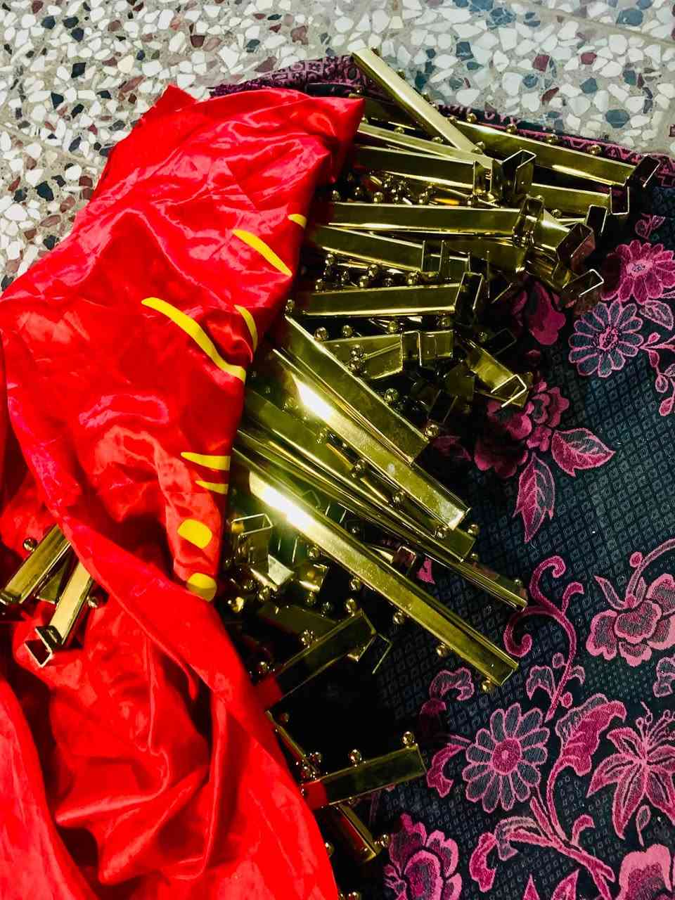السلام عليكم
عواجي ذهبي عدد ١٠٠ قطعة 
قسم منهن مستعمل وقسم بعده جديد بدون استعمال 
اي استفسار مراسلة الصفحة او اتصال على الرقم 
***********
