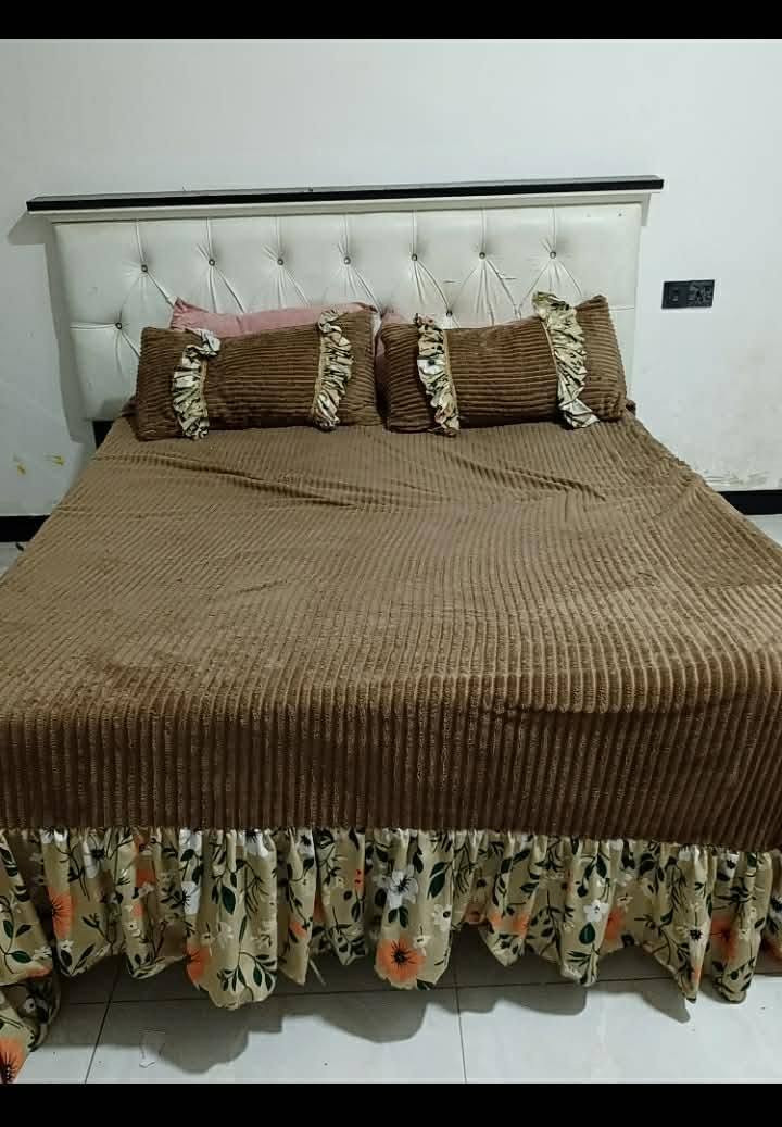 السلام عليكم ورحمة الله وبركاته. غرفه اخشاب تركيه بيبان سلايت  حلوه غرفه مرتبه سعره 175  وبيهه مجال بسيط عنوان حي الحكيم ***********
