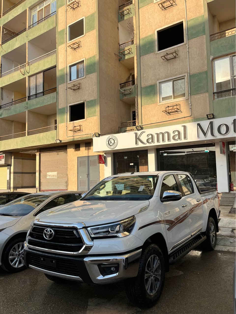 *تويوتا هايلكس S-GLX 4x4 R5 2026 زيرو النسخة السعودية* 

*اللون*: أبيض  

*الموتور والأداء*  
1. محرك 2700 سي بنزين 
2. قوة 164 حصان 
3. دفع رباعي 4x4 
4. فتيس أوتوماتيك

*الصالون والراحة*  
1. تكييف أوتوماتيك ثنائي المناطق Dual Zone  
2. دخول وتشغيل بصمة Keyless Entry & Start  
3. نوافذ ومقاعد كهربائية  
4. طارة مالتي فانكشن + باور ستيرنج  
5. فرش داخلي قماش أصلي - 5 مقاعد - 4 أبواب

*الأمان*  
1. شاشة تاتش + كاميرا خلفية + حساسات ركن  
2. ABS + EBD + ESP ثبات إلكتروني  
3. وسائد هوائية أمامية وجانبية  
4. مفتاح مشفر ضد السرقة + إنذار

*الترفيه*  
1. بلوتوث + راديو AM/FM  
2. مدخل USB + مدخل AUX  
3. 4 سماعات أمامي وخلفي  

للتواصل على: 
01123332551/for call&whatsapp 
Mahamed emad 
📍Kamal motors


**إذا كنت صاحب هذا الإعلان وتريد حذفه لأي سبب، رجاءا أرسل رسالة إلى الدعم الفني**