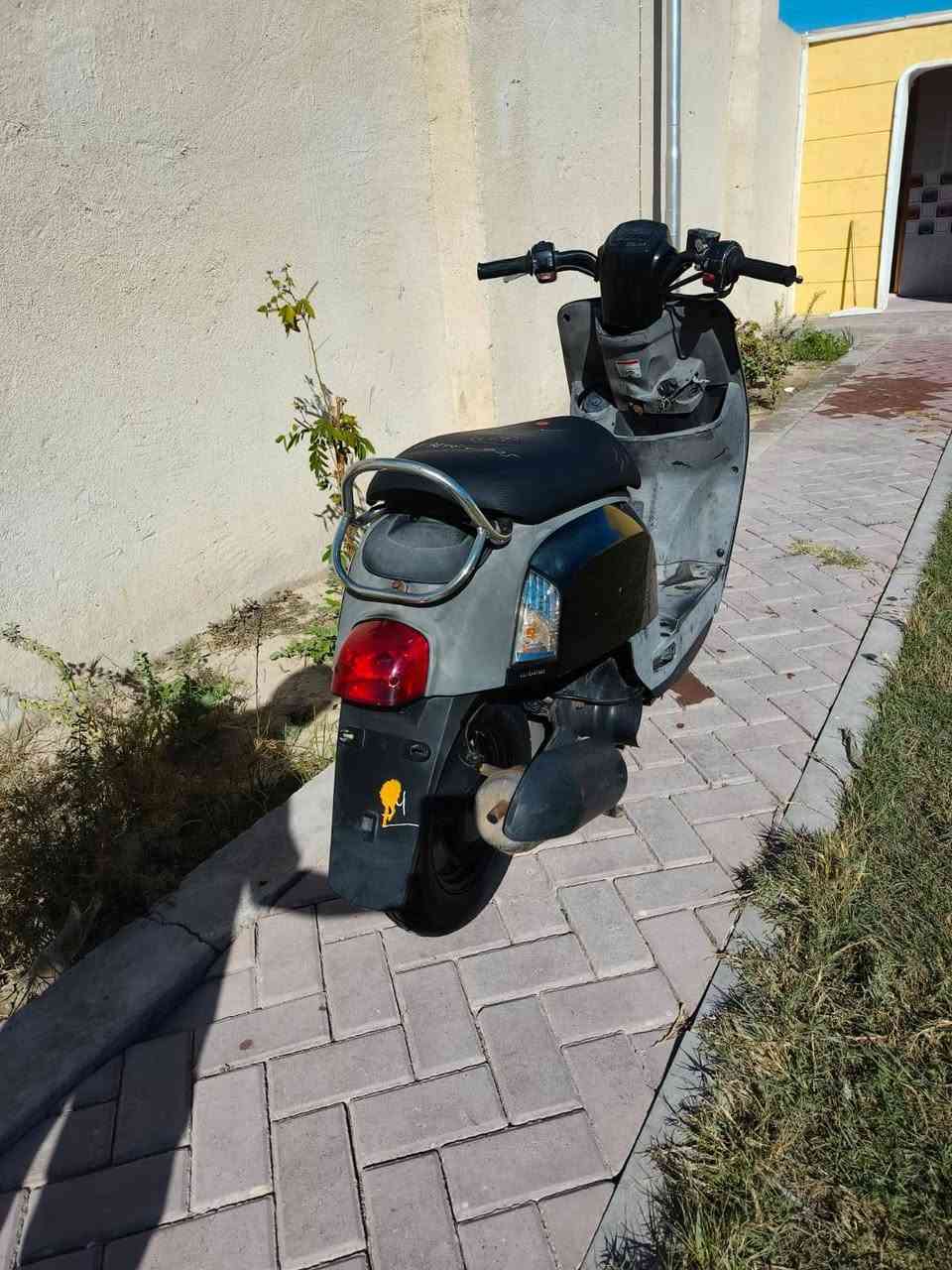 السلام عليكم بوليسي دراجه مال رمبه صارله شهر وسبوع نازله رمبه برغي واحد مامفتوح بيه كله ع البلاد كله ع وضع الشركه نضافه بل ميه ختم واحد ويا لمكينه نهضه ومعدل ماشاءالله فول اكرر رمبه ستوه ماخذ ها موديل 
2010سعر 875 وشراي يتصل *********** مستعجل
