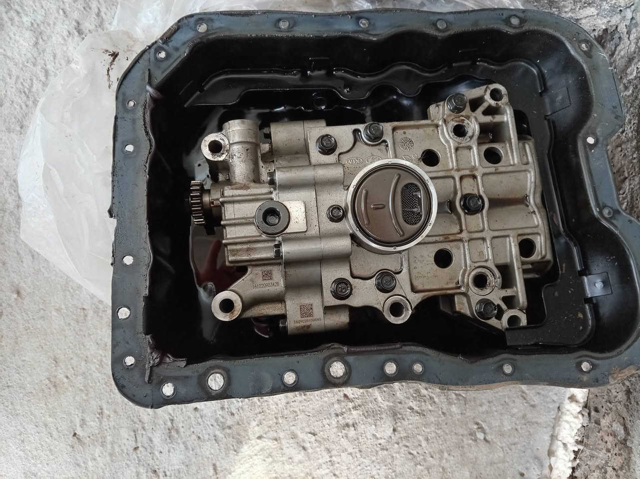 شاشة سورنتو امريكي ١٧ 
تشتغل بس صوت مع كومباس 
اويل بم مع كيس  مال محرك C1 نظيف 
فرس  بدون تجوه نظيف حيل  لا بي  فطر ولا كسر 
كلش نظيف 
الي تحتاجه قيم واخذ 
***********
