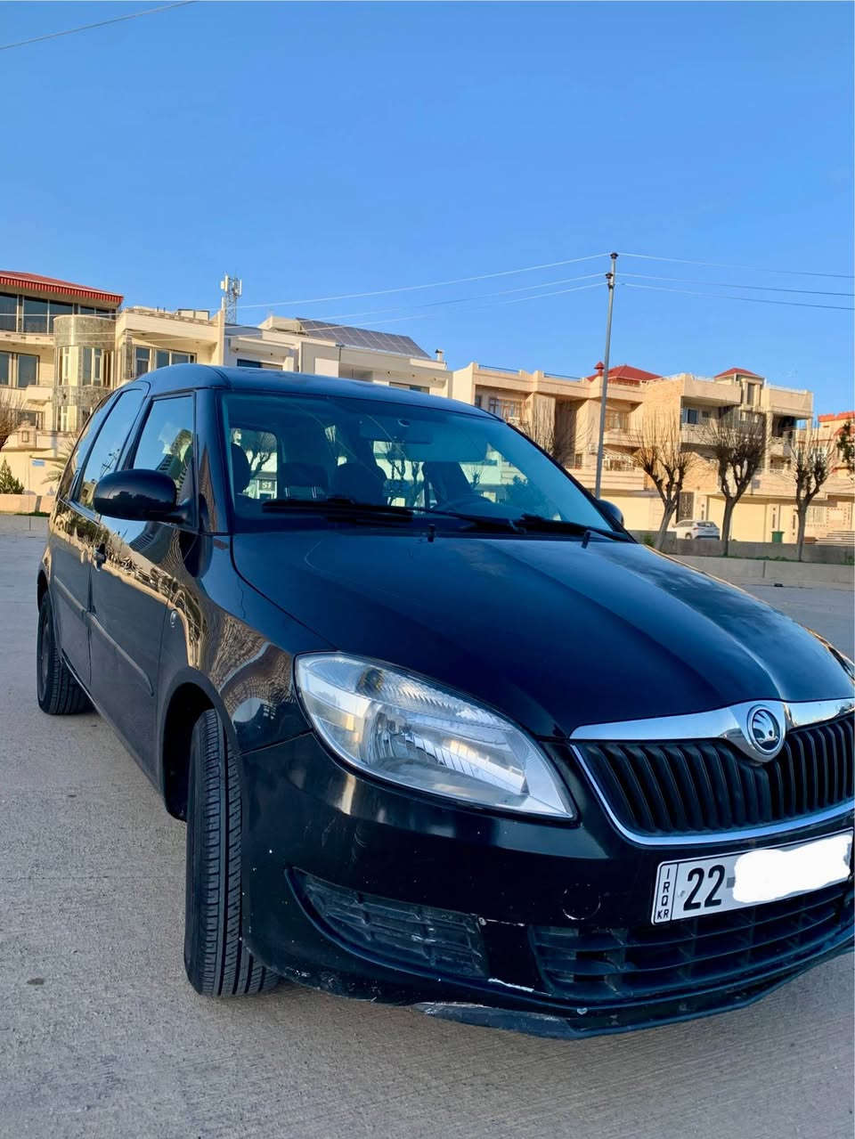 السلام عليكم
 
***********
سكودا رومستر 
موديل 2013 
محرك 1600 اقتصادية جدا كل اسبوع يكفيك ب 10 بانزين مكفول 

تبريد ثلج و تدفئة 

كير 3 وضعيات مكفول 

صدر امامي و خلفي جديد 

تايرات نظيفة 90%

شاشة و كاميرة خلفية و سستم صوت بلادي 

و لا گلوب سيرفس مشتغل بيها نظيفة جدا 

رقم اربيل انكليزي جديد تحويل مباشرة ثاني يوم 

السيارة تاخذها ما تصرف عليها ربع شرط ما تفتح البنيد بس من تريد تبدل دهن المحرك او الكير من يجي وقته غيرها ماكو ابد 

السيارة ما بيها ضربه بيها طخه بسيطة ما تنذكر و مسويها فقط غيرها كلشي ماكو 

السعر 75 و مجال

رقم و واتساب موجود 
*********** بغداد, العراق
