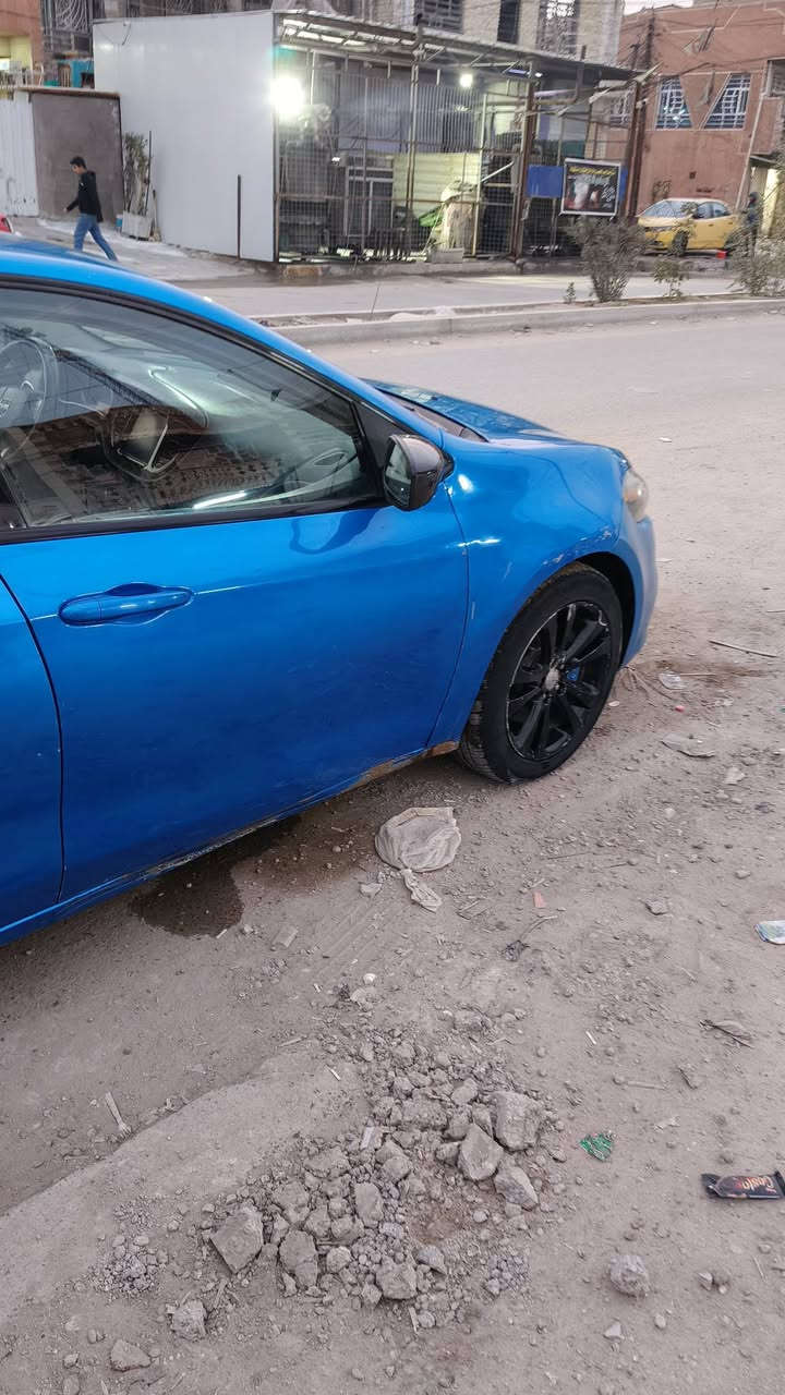 السلام عليكم دوج دارت موديل 2016 وارد امريكي السيارة بسمي تحويل مباشر كير مكينه كهربائيات كله شغال سياره حادثه فيضانات ومثل ما موضح بل صورة وبيه باب الصدر مدبل بدون دواخل وباب السائق مصبوغ حدادية 70% دبلات جدد اذاين جدد مكاني بغداد الشعب ***********سعره 80وبيه مجال
