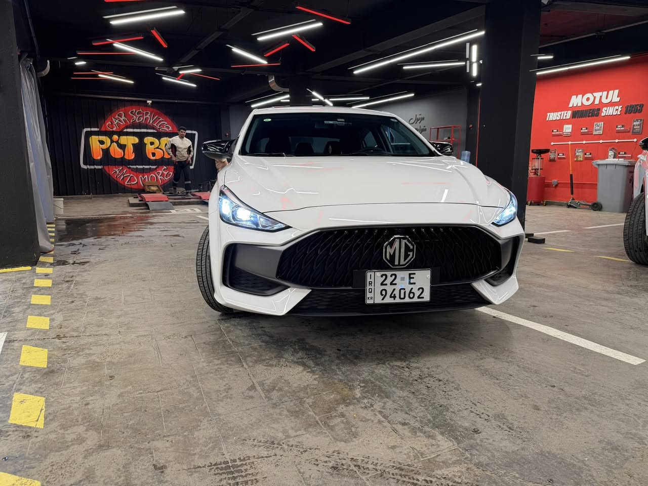 MG GT 2023 للبيع
السيارة غنية عن التعريف بمواصفاتها المعروفة:
• ناقل الحركة: أوتوماتيك.
• نظام التشغيل: بصمة تشغيل ودخول ذكي للأبواب.
• المكابح: هاندبريك إلكتروني (بصمة) مع خاصية الأوتو هولد (Auto Hold).
• التكنولوجيا: شاشة تدعم نظام "أبل كار بلاي" و"أندرويد أوتو".
• المساعدة على القيادة: كاميرا خلفية، حساسات خلفية، ونظام مراقبة ضغط الإطارات.
• الإضاءة: نظام ترحيب، مصابيح زينون، وإشارات بالمرايا الجانبية.
• المقصورة: كراسي جلد، ونوافذ كهربائية.
• الإضافات الخارجية: ويل كب (جنوط).
• المسافة المقطوعة: 14,500 km فقط.
الإضافات الخارجية والملحقات:
• عازل حراري أصلي: عزل عالي الجودة لتقليل حرارة الشمس داخل المقصورة.
• إضاءة داخلية (LED): ألوان متغيرة يمكن التحكم بها عبر تطبيق الهاتف.
• هدية مع السيارة: 5 فلاتر زيت أصلية جديدة.

السعر: 124 ورقة (قابل للتفاوض).

العنوان: بغداد حي الجهاد مجمع النسيم السكني

للتواصل:***********

ملاحظات حول حالة البدي (الهيكل):
• الباب: توجد "رصعة" (نقرة) صغيرة جداً في باب الراكب (بجانب السائق) من الأسفل.
• البنيد والقمارة: توجد آثار بسيطة جداً وغير واضحة ناتجة عن "الحالوب"، وهي رصعات خفيفة جداً
