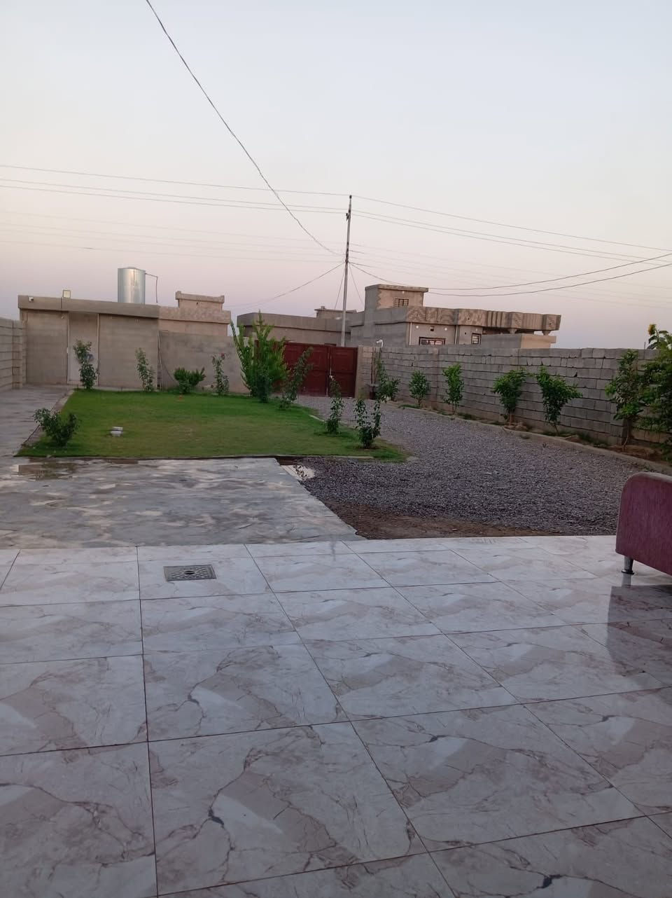 السلام عليكم بيت بالفاروق المساحه 600 متر وبيه طاقه شمسيه 6 ليلي و8 نهاري البيت جاهز بس تكعد السعر 50   وذا مراوس  ابيت وقطعه بالفاروق للاستقفسار      ***********
