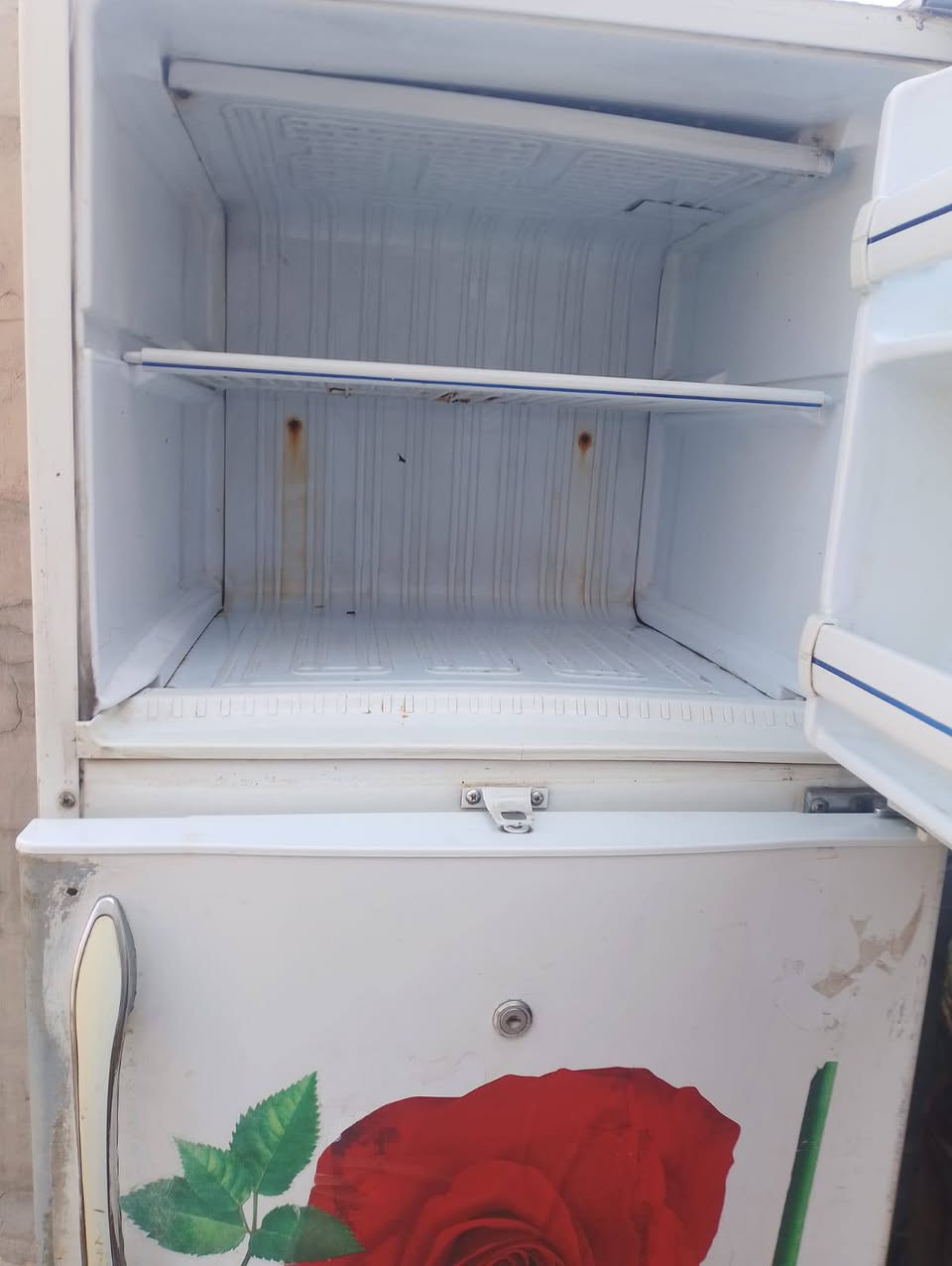 ثلاجة للبيع مستعمله بيه نتله كهرباء تبرد وتشلج مكاني كوفه
*********** السعر ٧٥ ألف
