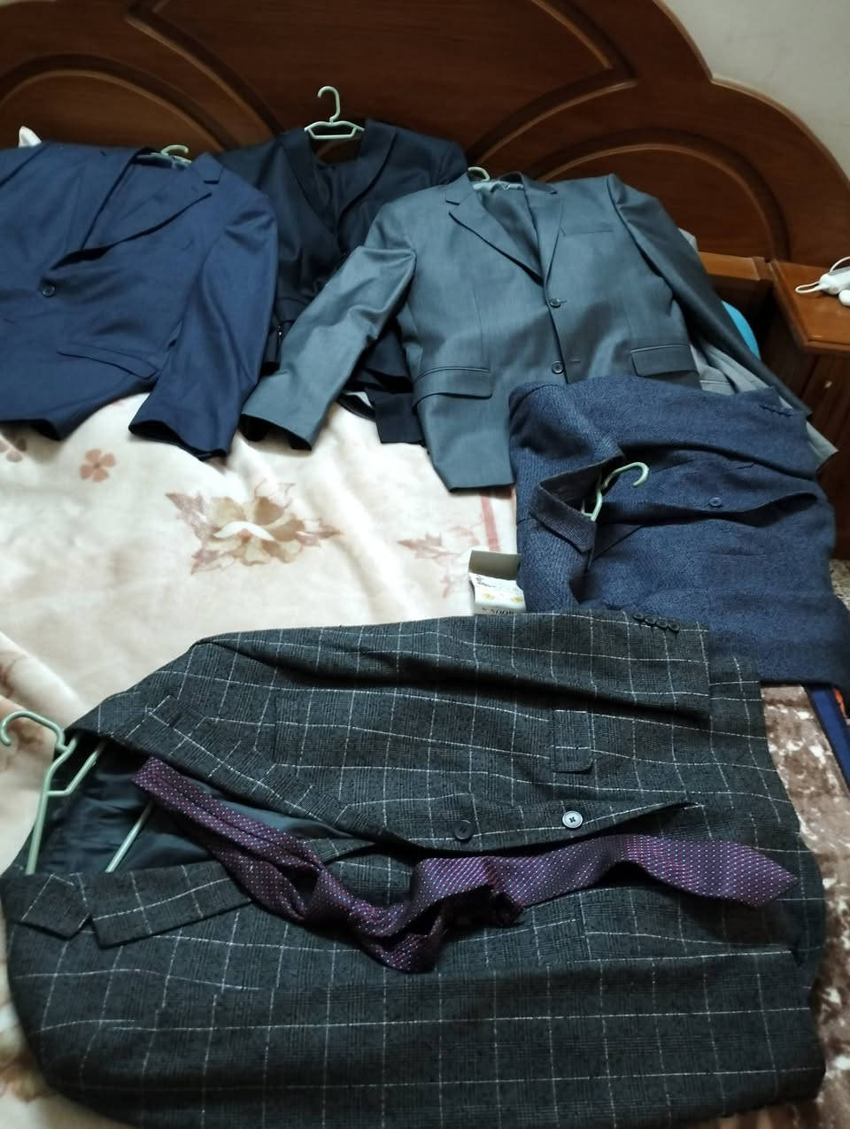 للبيع قوط جدد عدد 4قياس كلها 56 مع جاكتين اسبورت ..شراي يتصل***********
