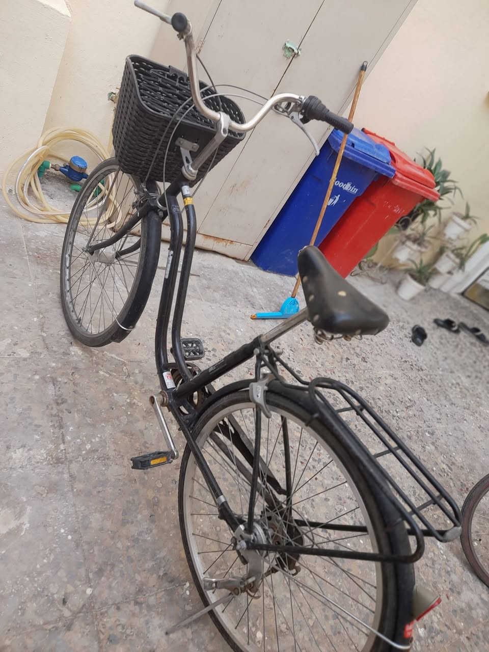 السلام عليكم بايسكل جديد مستعمل قليل جدآ 
للبيع حجمة 25 سعر 100 وابي مجال للستفسار ***********
