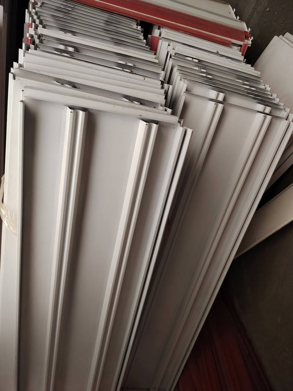 السلا م عليكم رفو وف   للبيع العرض ٣٠ + طول ١٢٠ + ارتفاع ٢ ونص  الخانه 6 قطع سعر الخانه 120 الف   ***********
