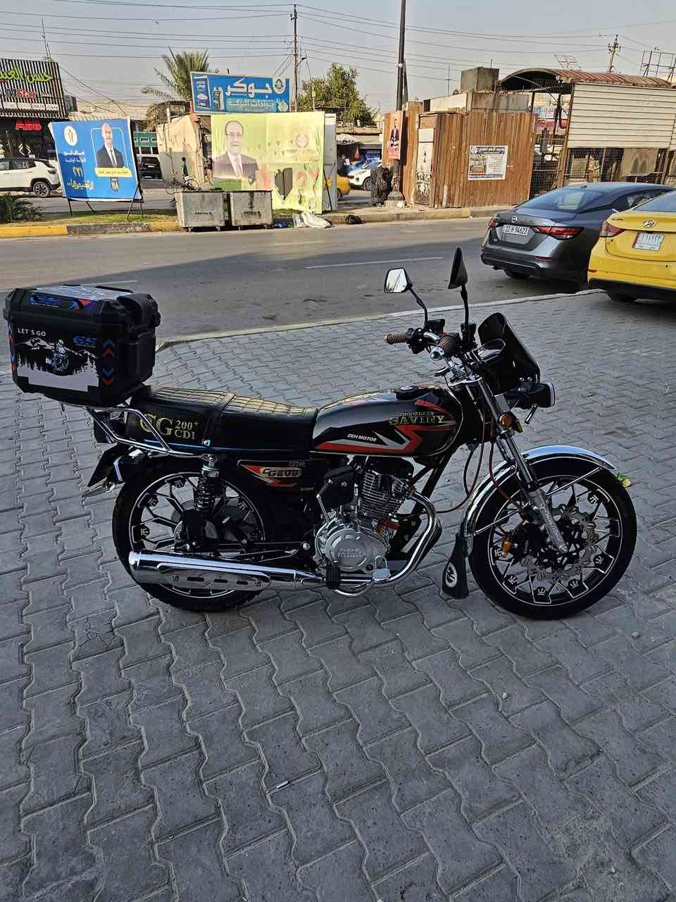 السلام عليكم دراجة سيفان لون اسود  ٢٠٠ سيسي   دراجه زيروو وكاله ماشيه 622 كيلو استعمال شخصي الدراجة تجي بصمتين تشغيل عن بعد سويج سجينه وسماعات بلادية بالشاشة الدراجة كل نقص مابيها فقط الزنجيل يطخ بالواقيه دهن جديد امزويل مبدل قبل يومين كلشي متصرف  عليها السعر ٩٢٥ وبيها مجال للشراي العنوان الشعب 
***********
