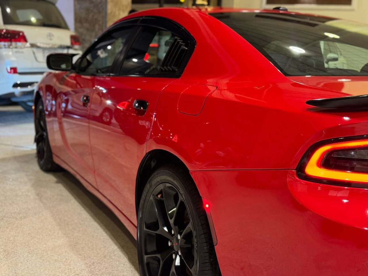 سلام عليكم جارجر SXT بلاص موديل 2021الون احمر طماطه  فول مواصفات كرسي كهرباء 2 كشن خزن ميمور +تدفه تبريده ستيرن تدفه  + فتحت سقف  جلد ￼ حادث جاملغ خلفي وجاملغ امامي كلير وصور الحادث موجود بل منشور مكانيّ بغداد ترهم بيع او مراوس ***********￼
