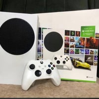 إكس بوكس سيريس s للبيع ملحقات كامله جهاز نظيف جدا مبدل محوله الكهرباء ...