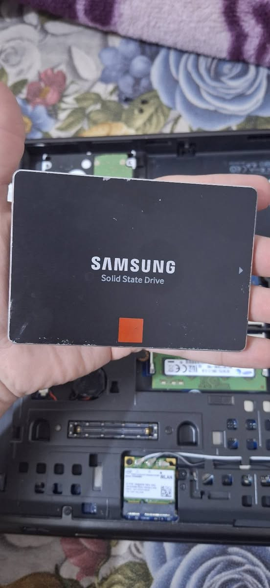 الملكـــة Dell Precision m6800 😍 للبيع 
المواصفات 
Intel Core i7-4700MQ 6MB Cache 
RAM :16GB DDR3
ssd 256GB SAMSUNG 850 PRO , HDD 320GB samsung
GPU : Nvidia Quadro k3100m
17.3Inch
فقط بطارية تعبانة تنطيك نصف ساعة او ساعة احيانا لكن مالتها الاصلية 97wh وتتصلح


**إذا كنت صاحب هذا الإعلان وتريد حذفه لأي سبب، رجاءا أرسل رسالة إلى الدعم الفني**