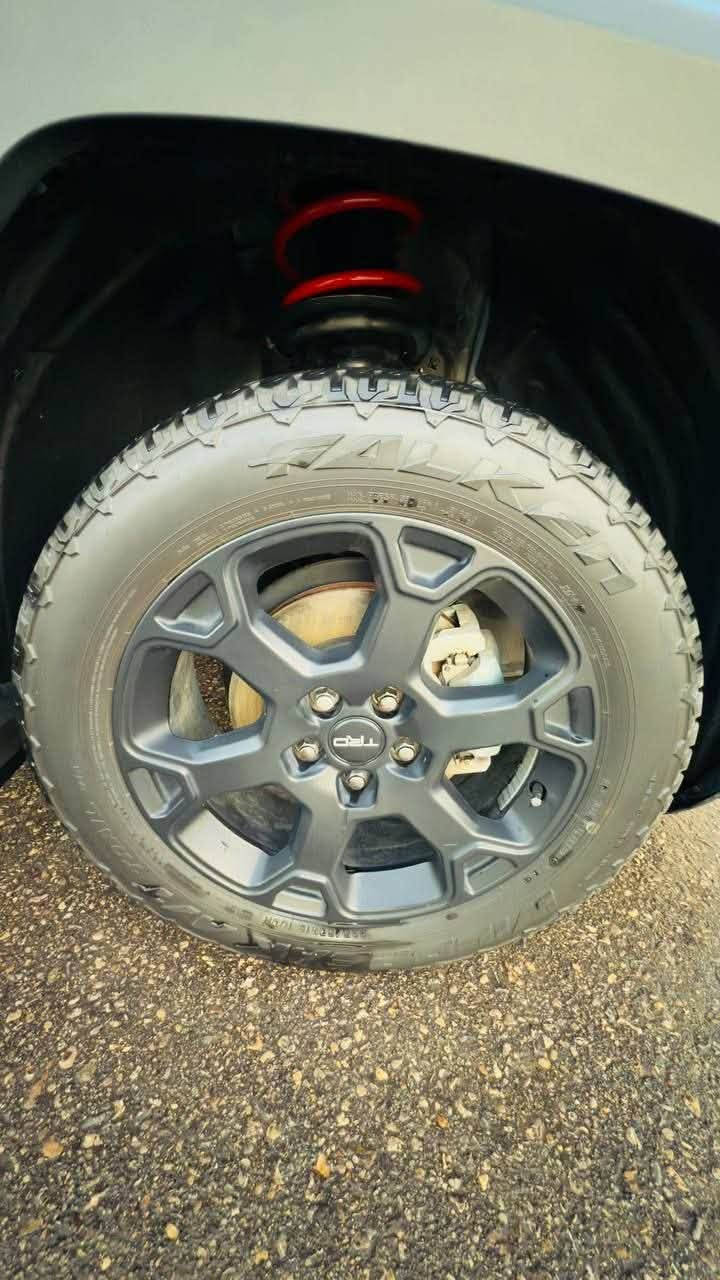 2024   RAV4
 فئه(  TRD  ( OFF ROAD طرق وعرة
الي يعرف هاي الفئة يعرف قيمتها
 📌 يعني اعلى حتى من البريميوم    
 📌   (بدون اي قطرة صبغ او تبديل ) 
  📌  اخت الكلين داخله سرقه 💯
يعني غراضها مفتوحات ومدخليها وراجعين شاديها 
  📌  ايرباكات الكل سليمات 💯
  📌 رقم اربيل الدولي الجديد بأسمي تريد تحويل او      وكاله
المواصفات :-
  📌محرك 4 سلندر 2.5 بانزين  المرغوب
  📌 ناقل حركه ( Direct Shift ECT ) ATMالمرغوب
  📌  دفع رباعي دبل AWD اختصاص طرق وعرة 
       (ثلج - رمل - طين )
         يعني الحدادية
 ( دبلات وجكات واللويات احمر بلادي شركة ياباني)
  تخم تاير جبلي بلادي شركة اليابان
  📌 اوضاع القياده ( SPORT. NORMAL .ECO ) 
  📌 حدادية رياضيه خاصه OFF ROAD نظام التعليق        على 3 اطارات
  📌 شاشه كبيرة 10.5 انج تدعم كار بلي وانرويد اوتو
  📌رادار أمامي + فرامل طوارئ
  📌 كشنات جلد تبريد + تفئه
  📌تنبيه خروج عن المسار
   📌مثبت سرعة ذكي
   📌كشف المشاة والدراجات
   📌مساعد توجيه الطوارئ
   📌 فتحه سقف سلايد
   📌 شاحن لاسلكي 
 بعد بيها هواي مواصفات متنعد  
       ————————————————-
السعر المطلوب 275$ وبيها مجال
قبل التعليق اقره هاي الملاحظه عزيزي
( داخله كلين بدون صبغ + بدون تبديل ) 
طلب صور الحادث والسعر ..  الاتصال
 📌  *********** 📌
