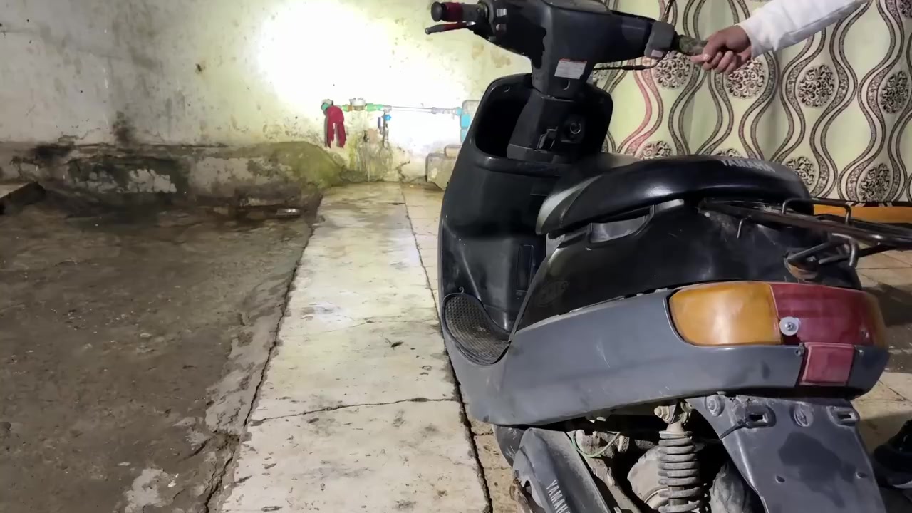 دراجه نضيفه كلشي ميعوزها كدام العين جان متروك شرط نكره سلف مكلف بل نشر السعر 350وبي مجال شي بصيط رقم ***********
