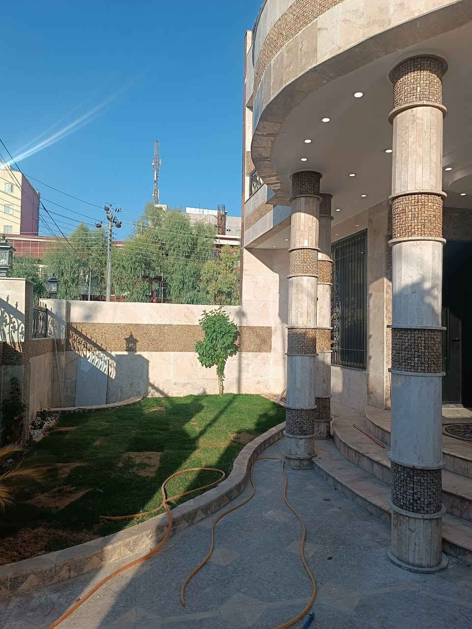 بيت للبيع داخل المربع الذهبي في اربيل 
بسعر جدا مناسب في منطقة 32 بارك 

🔹جدا قريب من شارع 100 مترى 
🔹مساحة البيت: 250 متر مربع 

▪️بلوك الاول
▪️بناء درجة اولى
▪️ديكورات ملكية
▪️كواليتي ممتاز

🔹يتكون البيت من: 
• مدخل (كراج) حديقة + استقبال  + صحيات ضيوف
• 2 صالات + مطبخ حار وبارد + صحيات
• 5 غرف نوم (سويت) + بالكون كبير 
....................
راسلونا #وتساب للاطلاع على فيديو كامل 
....................
للحجز والاستفسار:
 ***********
 ***********
